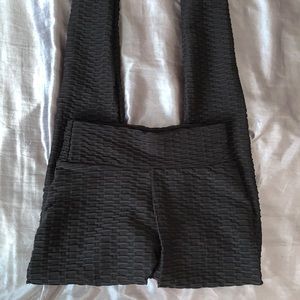 Black butt-scrunch leggings